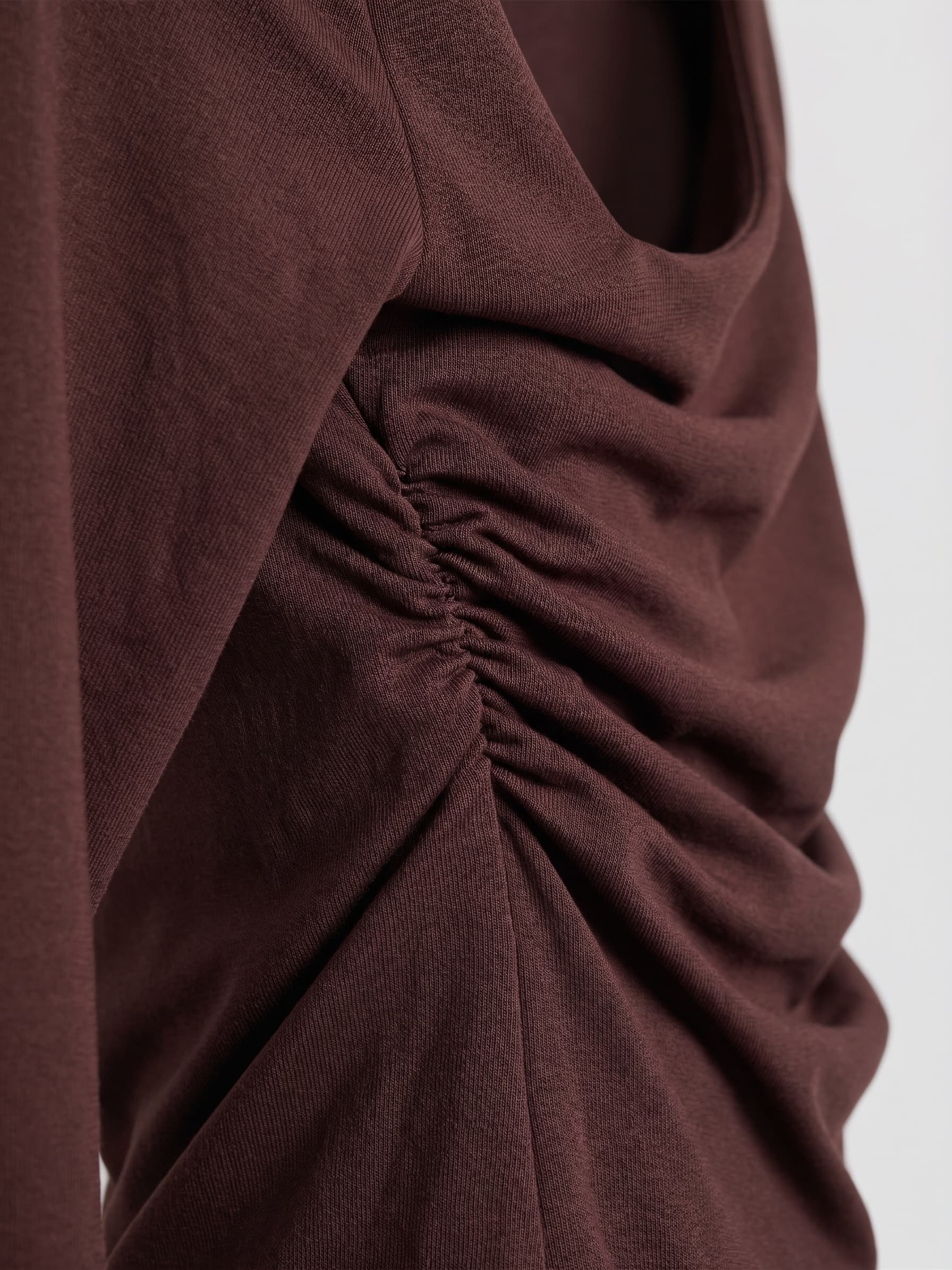 Blusa Asimétrica con Fruncido Chocolate — vista 2