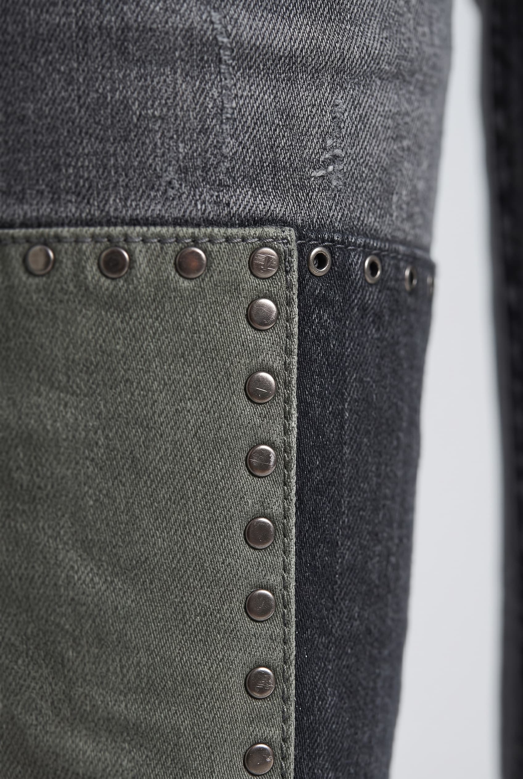 Pantalón de Mezclilla Negro con Estoperoles — vista 2